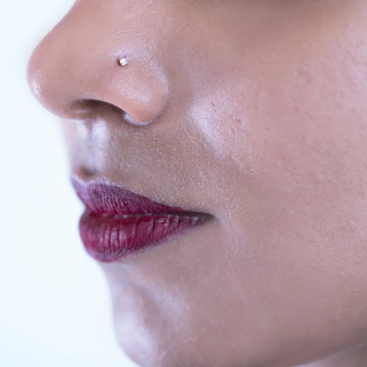 model wearing damaru's one stone diamond nose pin.