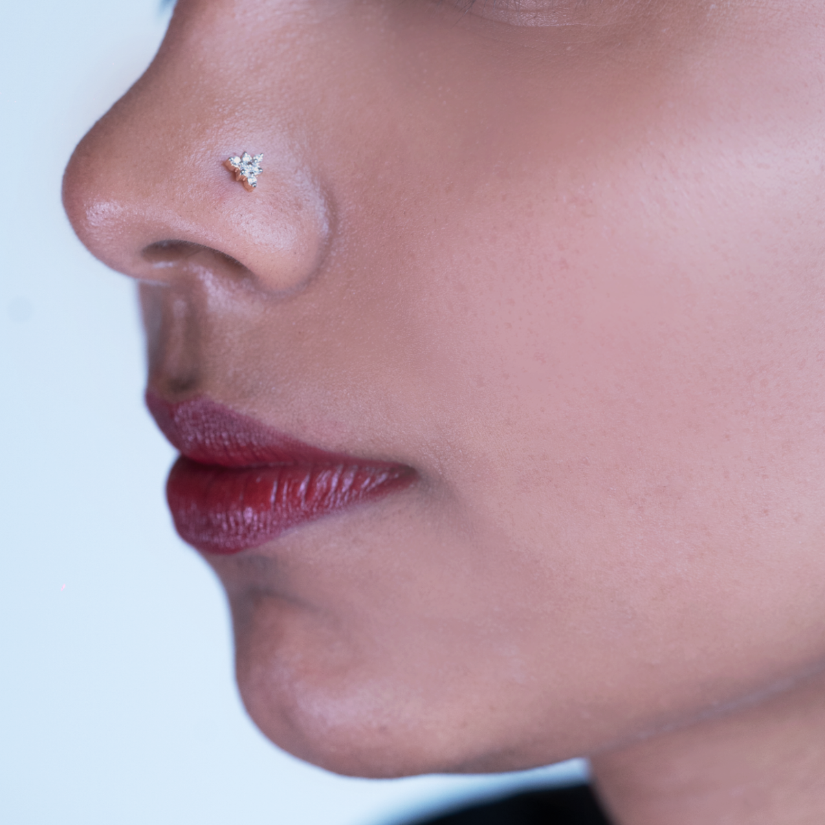 model wearing damaru's simple and stylish diamond nose pin