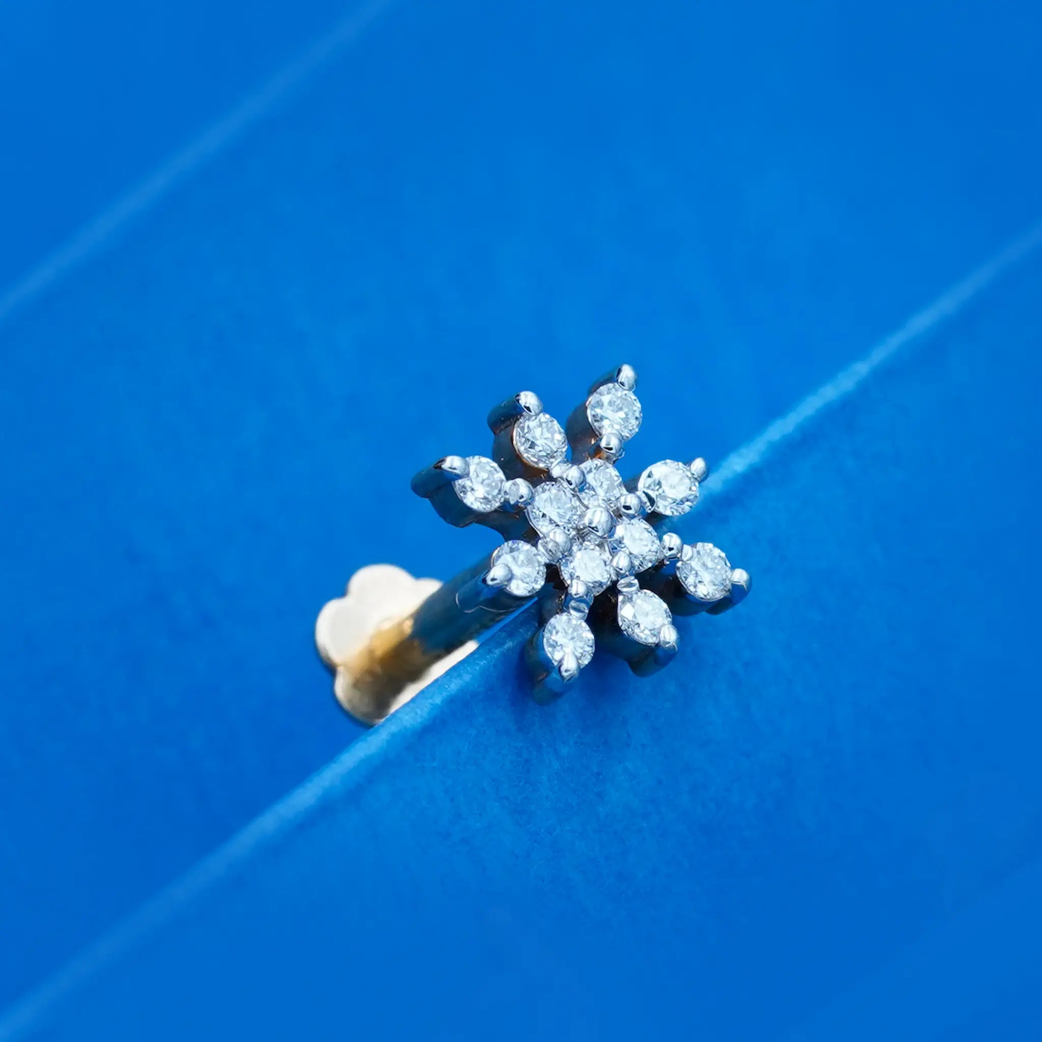 Round brilliant diamond nose pin in 18k yellow gold with a elegant design.